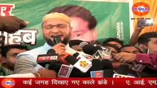 AIMIM chief Owaisi meets his party officials in Lucknow ahead of 2017 election