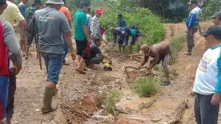 WAKIL BUPATI PESIBAR PIMPIN GOTONG ROYONG BERSAMA MASYARAKAT MARGA BELIMBING