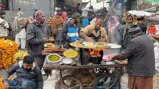 60/- Rs AMAZING DESI STREET FOOD BREAKFAST 😍 SIDHU SAAG ALOO PARATHA - PAKISTANI FOOD STREETS
