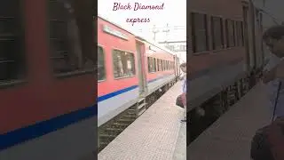 22388 Dhanbad- Howrah  Black Diamond express is arriving at kumardubi station #wap7 #viral #shorts