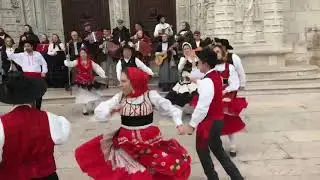 Dan&ccedil;a portuguesa ao vivo em frente ao Mosteiro dos Jer&oacute;nimos em Lisboa Portugal III