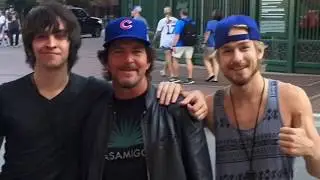 Eddie Vedder Street Performance Outside Wrigley Field (September 15 & 17, 2017) [Full Performance]