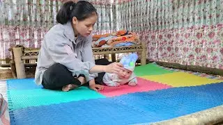 Single mother picks wild vegetables sell - spreading foam sheets on the floor - house more spacious.