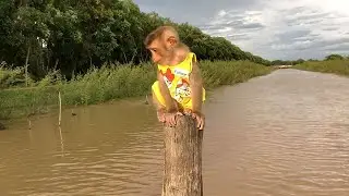 Brave Jason Emotional Sitting Silently Wait Mom Does Exercise