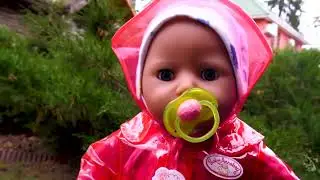 B&eacute;b&eacute; Annabelle choisit ses chaussures pour la promenade !