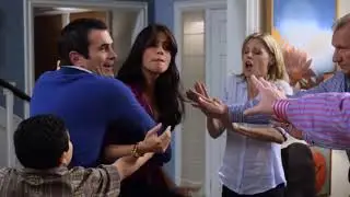 Modern Family 1x04 - Gloria and DeDe fight