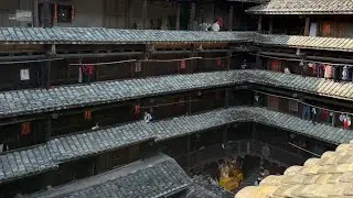 阿哲來到福建參觀古老的土樓 🛖