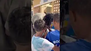 @pilax_off avec les enfants devant une &eacute;cole au Cap-Vert pendant le tournage du clip MORABEZA