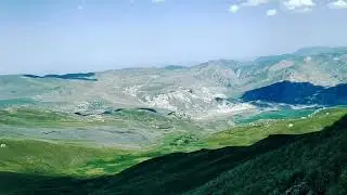 Quba, Adur kəndi. Böyük Qafqaz dağlarının hündür zirvələrinə açılan mənzərə.