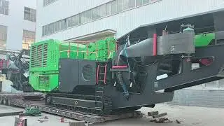 Track-mounted impact crusher plant with a production capacity of 200 tons per hour.