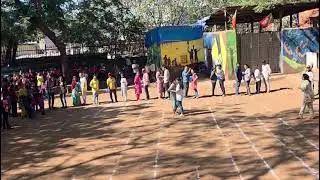 Ball balancing couple race 