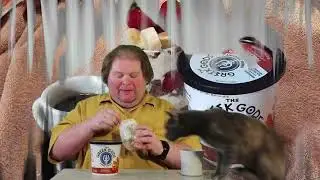 Греческий йогурт с кленовым сиропом в греческом стиле.
