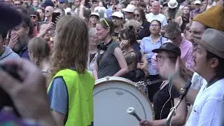 Demonstration mot anm&auml;lningsplikt f&ouml;r offentliganst&auml;llda | TV4 Nyheterna | TV4 & TV4 Play