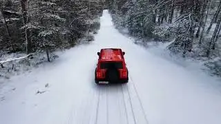 Автослежение DJI Neo 2 в рождественском лесу за Tank 300 