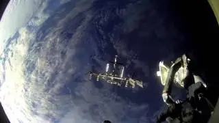 Soyouz docking to the ISS with interstellar soundtrack