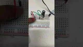 Delay circuit using capacitor, resistor and transistor