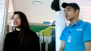 Empleados artistas infiltrados son cachados cantando!!!