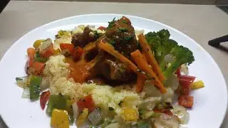 Osso bucco en su salsa,  carne guisada con  pure vegetales,