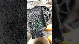 isi komponen ecu beat k25g-601 in 01 yang terbakar #honda #beat #ecu #shorts