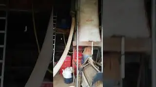 Het Pelletfabriekje in actie: zelf pellets maken van gehakseld knotwilgenhout.