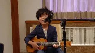 六歲兒童演奏烏克麗麗