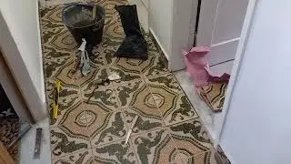 Trocando os pisos quebrados. 