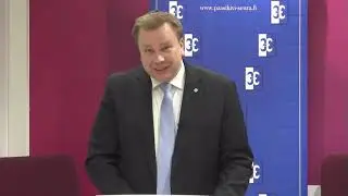 Puolustusministeri Antti Kaikkonen: 