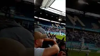 Lukas Daschner Feiert den 2:0 Sieg gegen Preu&szlig;en M&uuml;nster mit den Fans.