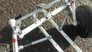 WORLD NOVELTY -Self side shift car chassis kinematics by steering for stable turning