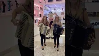 Amanda e Alessandra- com Milk Moo no Pb Shopping em Pato Branco