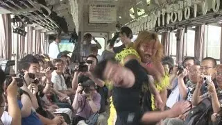 技掛け豪快、列車プロレス 真剣勝負に観客熱狂