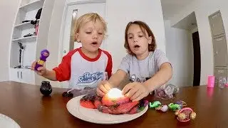 Alma & Harry testar slime fr&aring;n Nya Zeeland, blandar & badar leksaker i slime