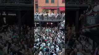 Я влюблён в тебя, Россия!🇷🇺 Хор на весь двор в Санкт-Петербурге!