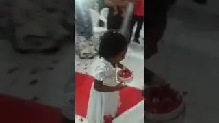 crian&ccedil;a chora ao levar alian&ccedil;a at&eacute; o altar