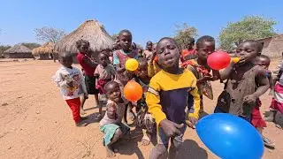 Crianças do Interior da Aldeia Africana Ganharam Presentes  Inesperados
