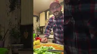 Mustafa Remzi Debboglu überträgt einen Livestream.
