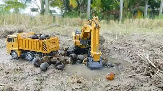 Amazing RC Huina Excavator Loading Snail Into Dump Trucks