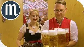 Zw&ouml;lf Ma&szlig; Bier stemmen Bedienungen auf dem Volksfest