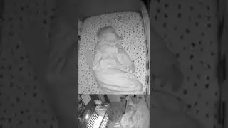 C&acirc;mera de seguran&ccedil;a flagra fantasma rondando ber&ccedil;o de beb&ecirc;.