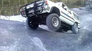 Mud holes vs Datsun 720 Dualcab 4x4 SD25