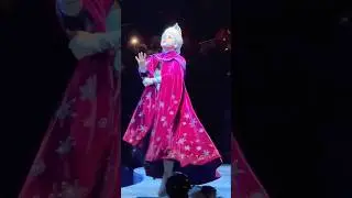 Эльза устроила настоящий хаос на льду!