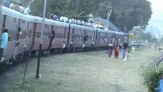 Arriving at Kalakund - Akola-Ratlam Metre Gauge Pass. (Dec. 23, 2008)