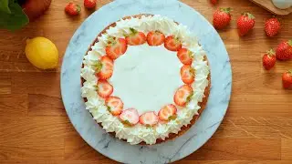 Low carb cheesecake with sour cream topping