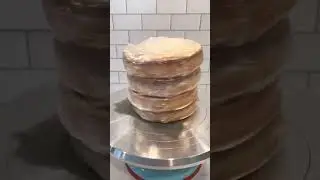 Work with frozen cake layers 🤗 #baking #cakedecorating #bakingtips #easyrecipes #homebaker #cake