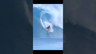 Surfing North Shore Hawaii #surf #waves #hawaii #beach #surfing #northshore #wsl #offthewall #pipe