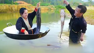 Primitive Fishing Life: Dwarf Family Uses a Pan Boat to Set Fish Traps