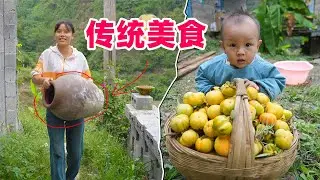 又到了吃柿子的季节，小琴爬上树摘了一背篓，用陶罐腌起来一整年都不会坏