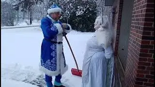 V&auml;terchen Frost beim Schneeschieben