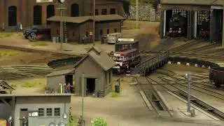MODELLBAHN UNION&copy; SchienenStra&szlig;enBus wird vor dem n&auml;chsten Einsatz aufgetankt
