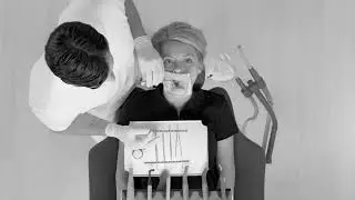 Using a two-handed working techniqe during endodontic treatment on the XO FLEX dental chair